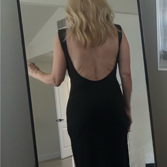 Elegant Black Sleeveless Dress - Picture 1 of 2